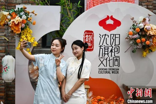 图为游客在拍照。中新社记者 于海洋 摄 