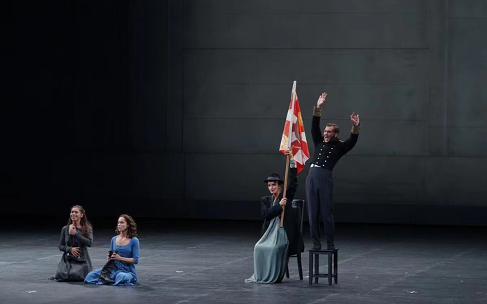 图米纳斯导演的舞台设计简洁而充满象征意味。摄影：李晏