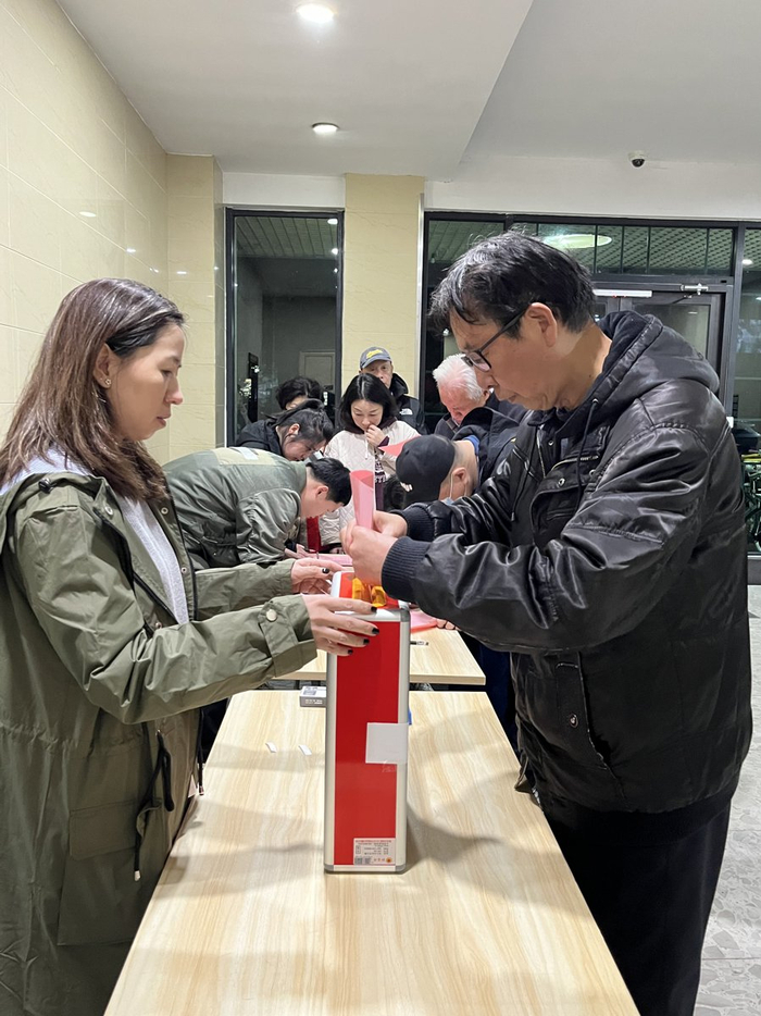 4月17日晚，由居委会组织本楼业主或同住人对本楼栋竞选意愿人进行评议。