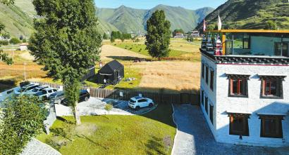 美景中的新都桥民宿酒店。 四川日报全媒体记者 华小峰 摄