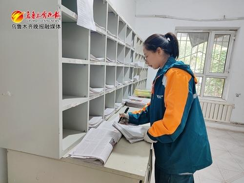 　　9月5日，中国邮政集团有限公司乌鲁木齐市分公司长山子邮政支局快递员梁亚南正在梳理投递上门的报刊。记者王璇 通讯员朱蕊秀摄