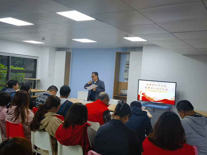 4月17日，中远两湾城第一居民区党总支书记介绍新一届业委会初步人选的楼内评议工作。