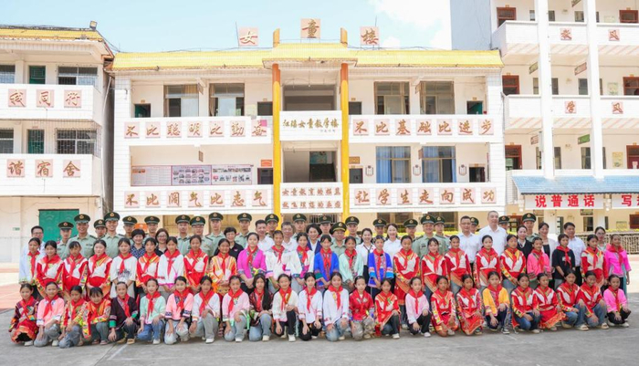 中国儿基会"武警春蕾计划"奖学金发放仪式在广西柳州举行