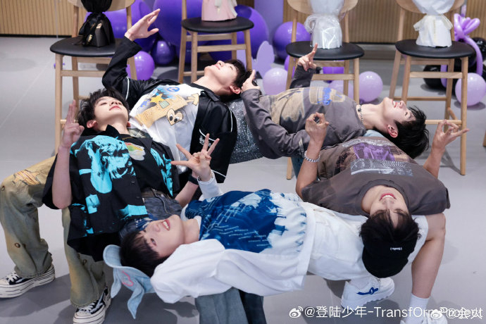 属于TOP登陆少年的第一张正式合照_新浪新闻