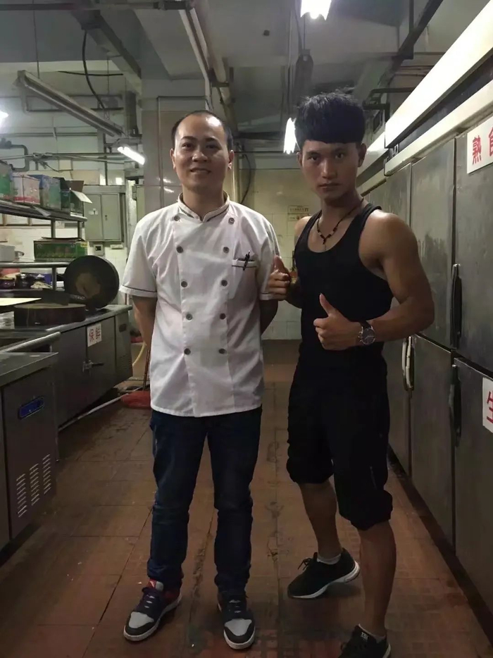 ▲跟着师傅学做厨师
