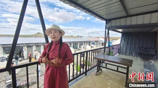 图为塔娜在火山下的民宿里。 中新网记者张林虎摄