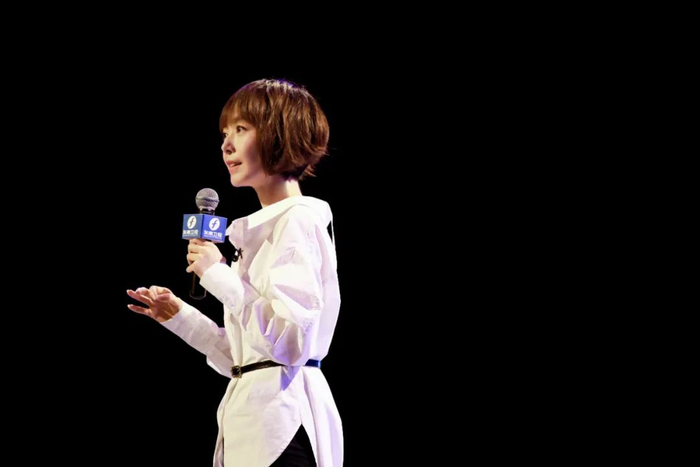 ▲东南卫视《鲁豫有约一日行》校园见面会