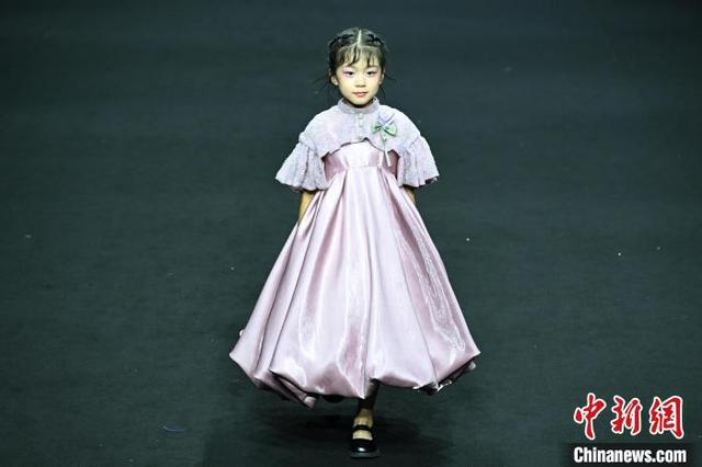 图为小模特在展示品牌童装。中新社记者 田雨昊 摄