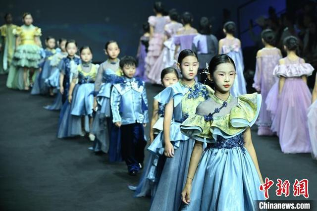 图为小模特在展示品牌童装。中新社记者 田雨昊 摄