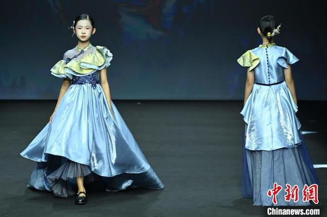 图为小模特在展示品牌童装。中新社记者 田雨昊 摄