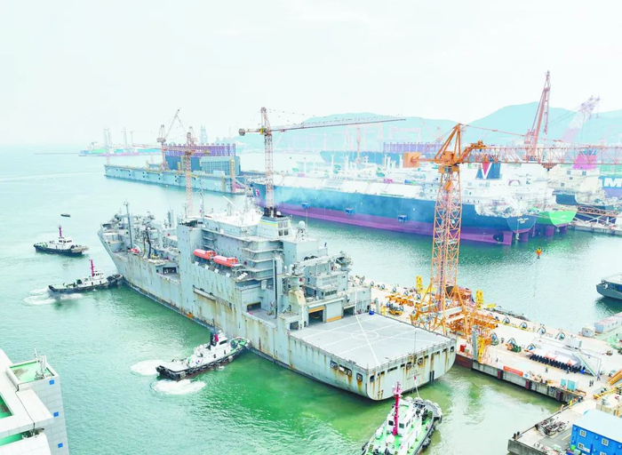 在韩华海洋公司检修的美军后勤支援舰。（图源：美国“海军新闻”网站）