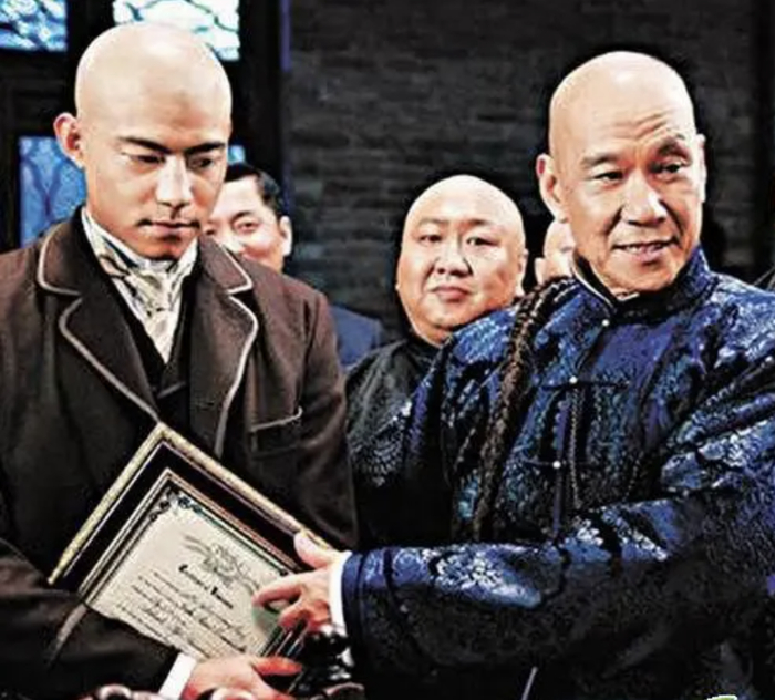 电影《十月围城》剧照↑