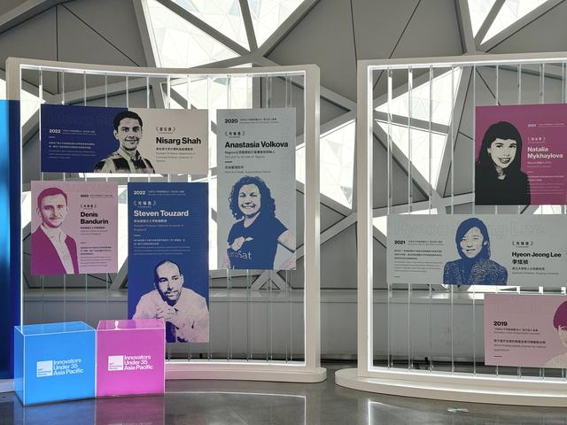 会场外的TR35展示。 澎湃新闻记者 蒋乐来 图