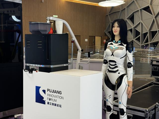 等待嘉宾点咖啡的人形机器人“小惠”。 澎湃新闻记者 蒋乐来 图