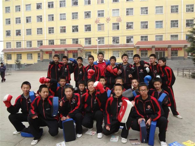 “超人哥”在武校期间的照片 第二排右一