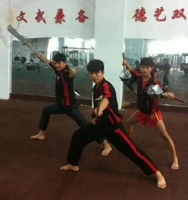 “超人哥”在武校训练期间的照片（右一）