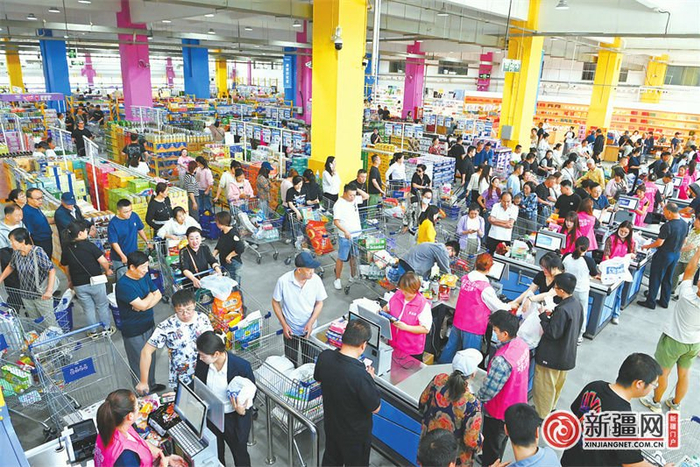 9月6日开业当天，宜品莱全球优品仓储超市吸引了不少消费者。（全媒体记者陈岩摄）