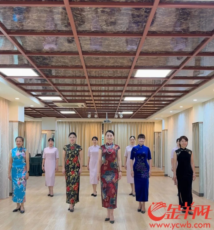 9月6日，花都区育德幼儿园迎来幼儿祖辈，图为学员正在练习形体课