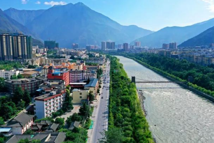 ▲资料图：鸟瞰茂县县城。图/新华社客户端