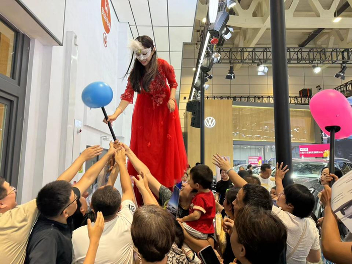 不倒翁小姐姐现身第50届齐鲁国际车展,为现场市民分发礼物