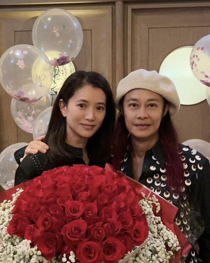 袁咏仪53岁生日与亲友庆祝,18岁儿子与张智霖同高,邱淑贞也在场