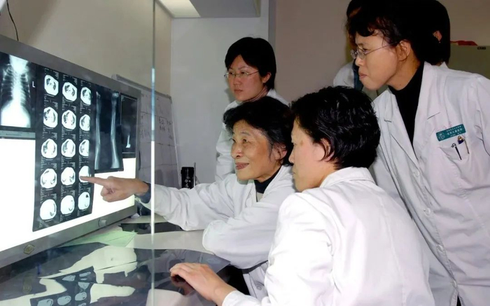 ▲江载芳和同事们一起查看影像学检查结果。北京儿童医院供图