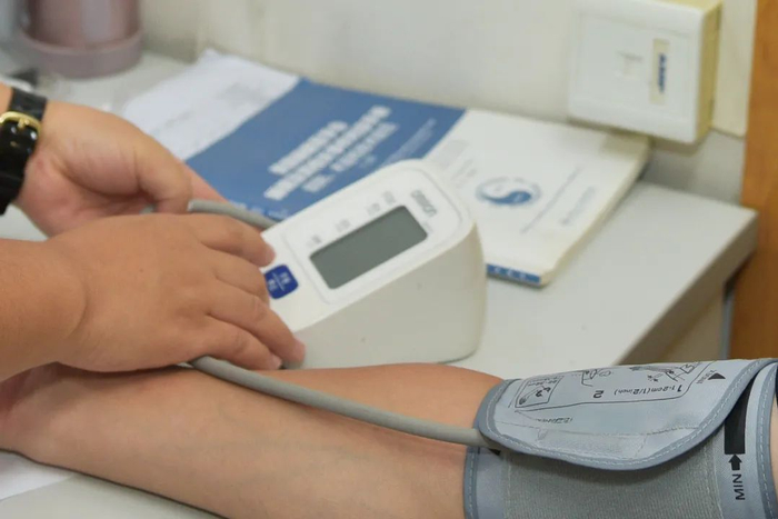 电子血压计测血压，健康时报图