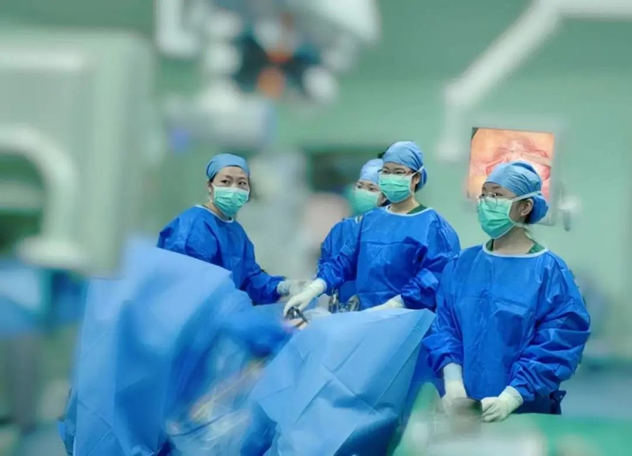 手术台上的高绿芬医生