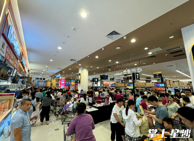 永旺超市试营业第一天人气火爆。永旺梦乐城供图