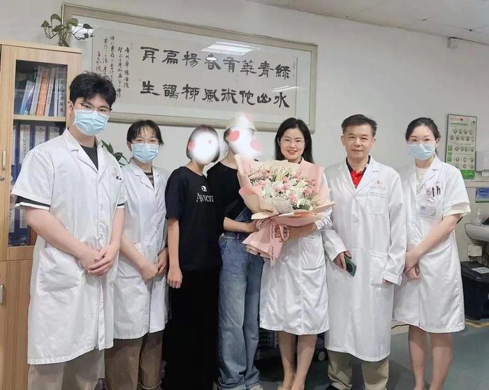 高绿芬医生团队收到患者的献花