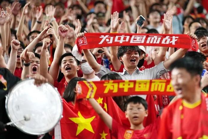 9月5日,中国队球迷在中国队与日本队的比赛前加油助威。新华社记者 张笑宇 摄