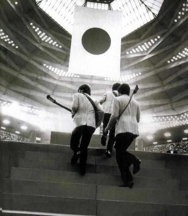 The Beatles迈入武道馆会场