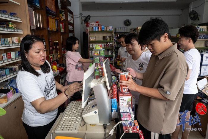 徐闻县居民积极面对灾后重建