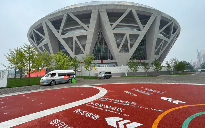 为方便球迷观赛，国家网球中心增设了巨大的标识图。  新京报记者 孙海光 摄