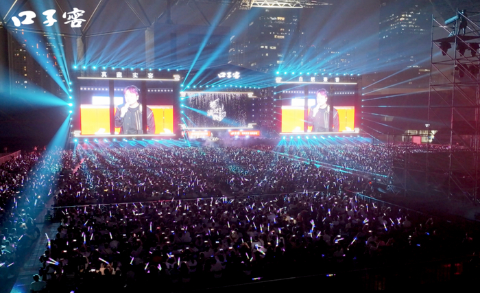 △ 海来阿木献唱《西楼儿女》 △