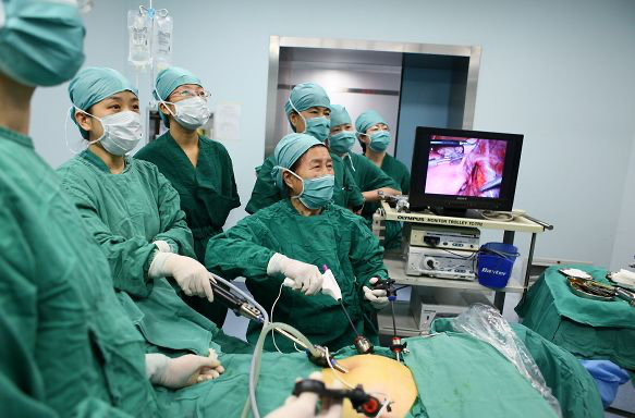 虽是高龄，但夏恩兰依旧有能力做手术/受访者供图