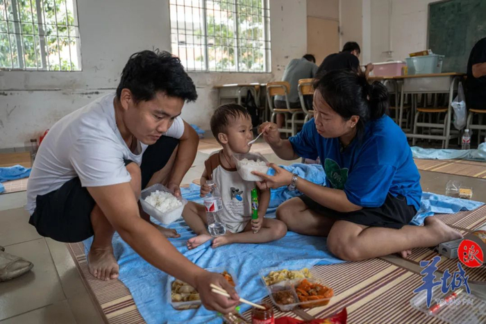 来自山东的司机一家人在安置点内吃午餐