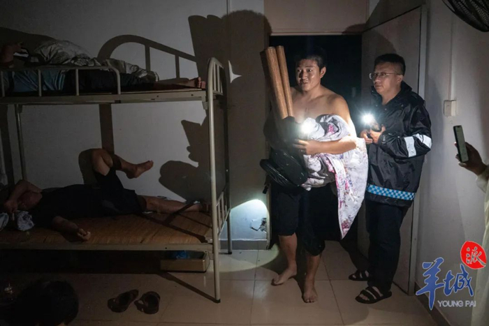 暴雨导致课室进水，安置点工作人员为司机们重新安排地方休息