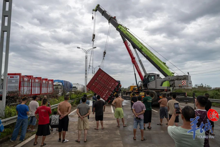 被风吹倒的货车正在被吊起