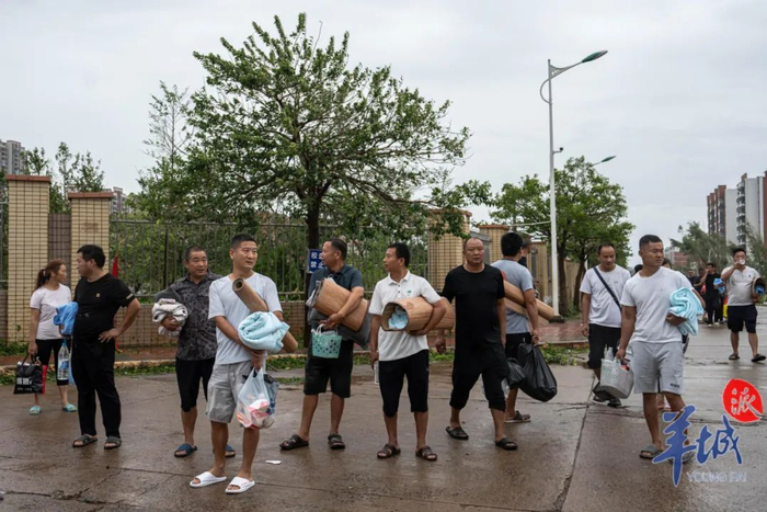 台风过后，货车司机们收拾行李准备回到货车停放点