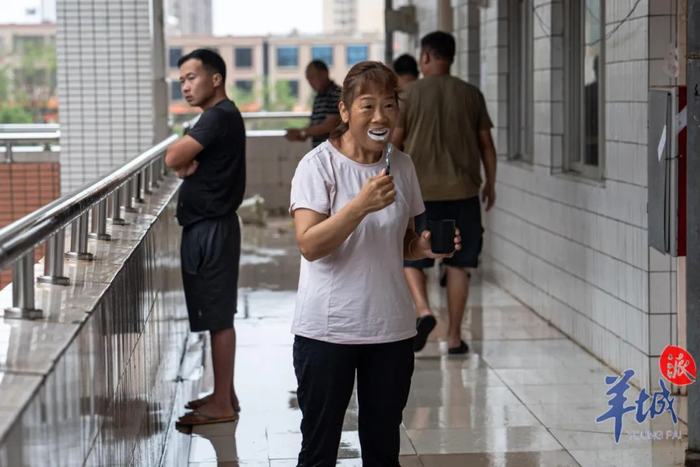 台风过后的清晨，司机们在走廊洗漱