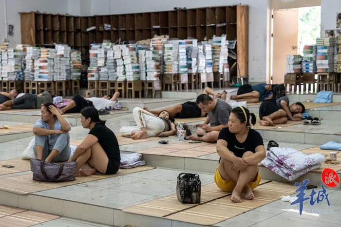 司机们被安排在徐闻县实验中学的课室内躲避台风