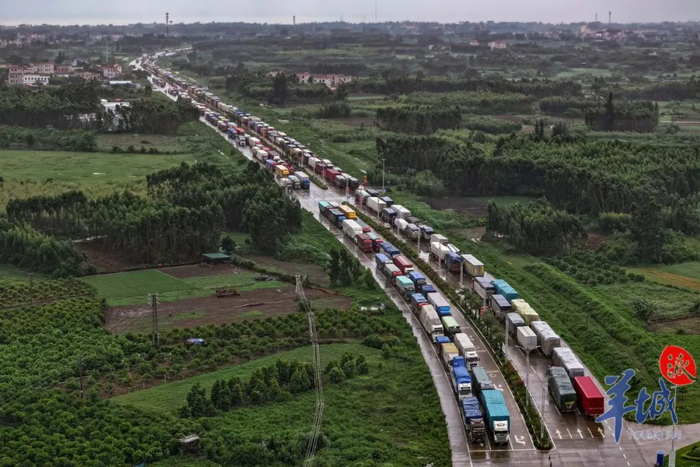 因徐闻港停运，货车在港外排起了长龙