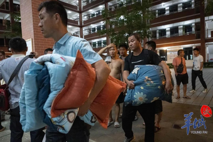 司机师傅们抵达安置点内