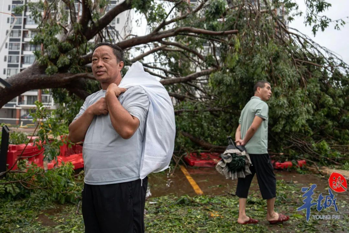 台风过后司机们迫不及待地离开安置点，想着尽快回到货车旁查看货物情况