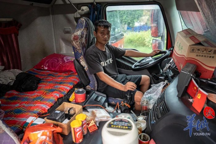 驾驶室是货车司机的“家” 