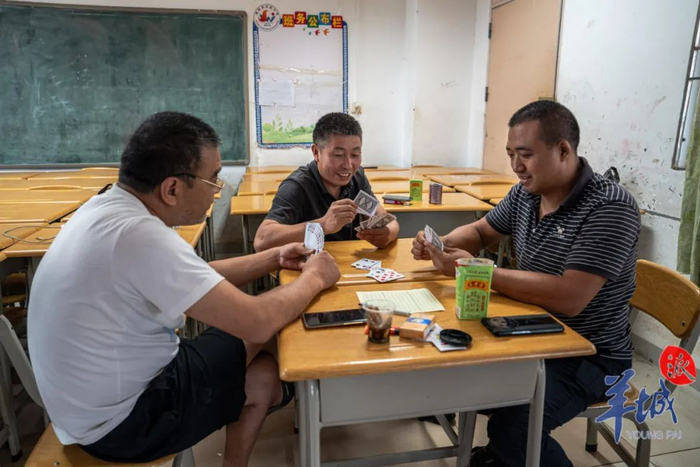 货车司机们在安置点玩扑克打发时间