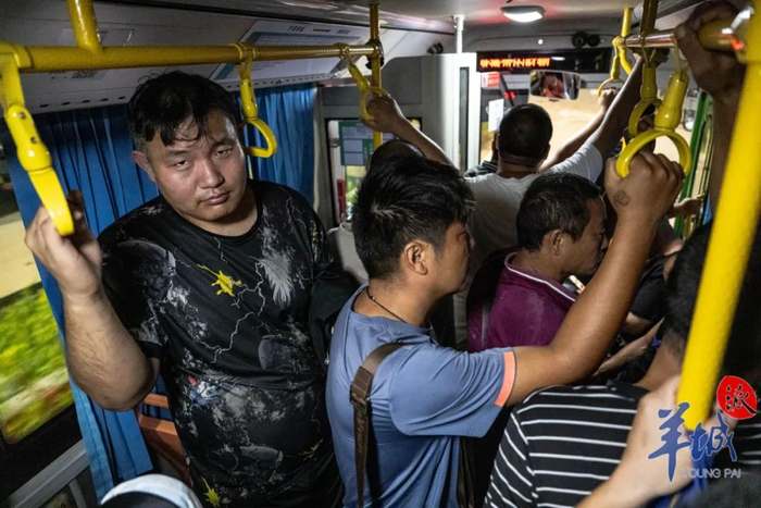 6日凌晨，滞留司机搭上接驳车转运至安置点