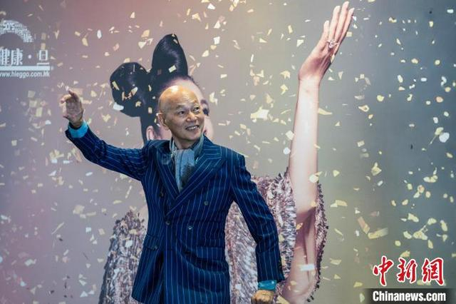 图为汪明荃丈夫罗家英登台即兴表演。中新网记者 侯宇 摄 