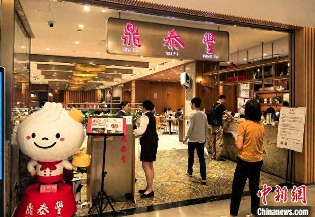 9月7日，鼎泰丰北京SKP店内顾客众多，不少是听闻北京鼎泰丰即将闭店特意前来消费的食客。 张杨彬 摄